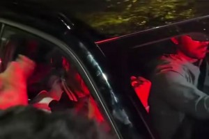 德比戰(zhàn)勝塞維利亞！安東尼坐車離開球場時(shí)，與貝蒂斯球迷互動慶祝