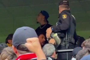 德比戰(zhàn)！紅牌停賽的安東尼在看臺與塞維利亞球迷對線??