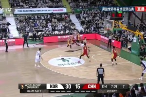 籃下空如大海！周琦被韓國后衛(wèi)李政玹一步過掉，后者輕松上籃得分！