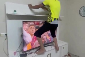 極度不雅！杜蘭在第95分鐘扳平比分后，費(fèi)內(nèi)巴切球迷激動(dòng)不已…