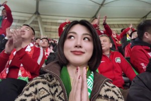 注意安全啊??！演員余薇薇身披國安圍巾坐在了河南球迷看臺