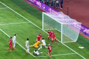 中超金靴的價值！實拍：法比奧掛著對手打門+快速起身補射破門