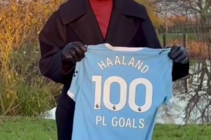哈蘭德曬出英超100球紀念球衣，這畫質(zhì)都快看不清哈蘭德的臉了